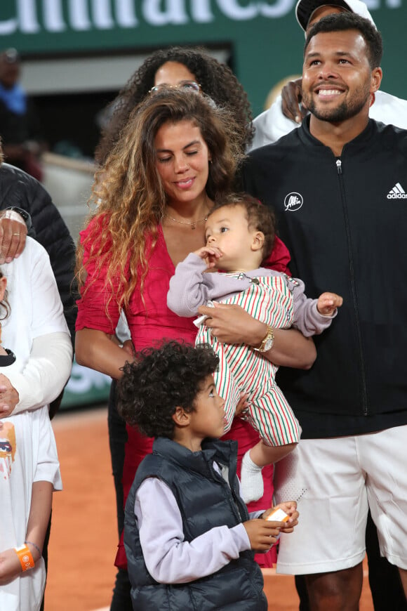 Jo-Wilfried Tsonga avec sa femme Noura El Shwekh et leurs enfants - Jo-Wilfried Tsonga reçoit le trophée de la FFT pour l'ensemble de sa carrière et fait ses Adieux après sa défaite lors des Internationaux de France de Tennis de Roland Garros. © Bertrand Rindoff/Bestimage