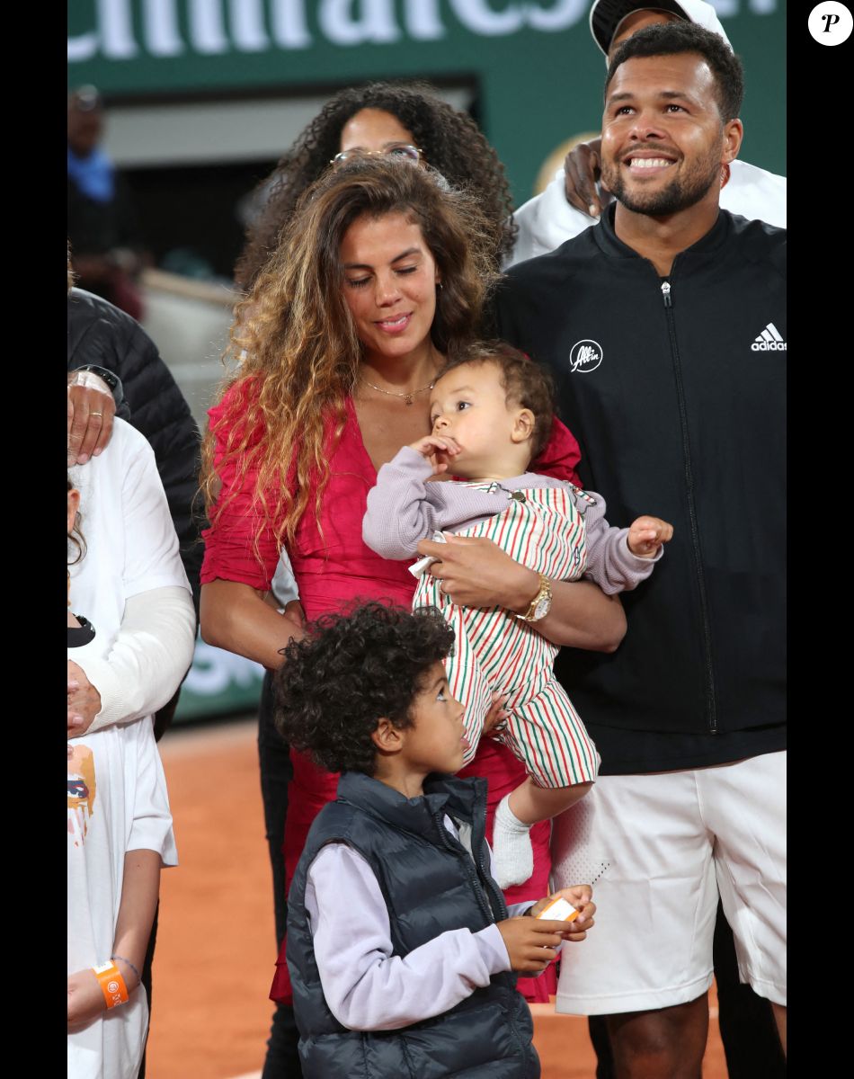 Jo-Wilfried Tsonga avec sa femme Noura El Shwekh et leurs enfants - Jo-Wilfried Tsonga reçoit le trophée de la FFT pour l'ensemble de sa carrière et fait ses Adieux après sa défaite lors des Internationaux de France de Tennis de Roland Garros. © Bertrand Rindoff/Bestimage