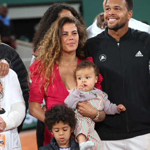 Jo-Wilfried Tsonga avec sa femme Noura El Shwekh et leurs enfants - Jo-Wilfried Tsonga reçoit le trophée de la FFT pour l'ensemble de sa carrière et fait ses Adieux après sa défaite lors des Internationaux de France de Tennis de Roland Garros 2022 - Jour 3. A Paris le 24 Mai 2022. © Bertrand Rindoff/Bestimage