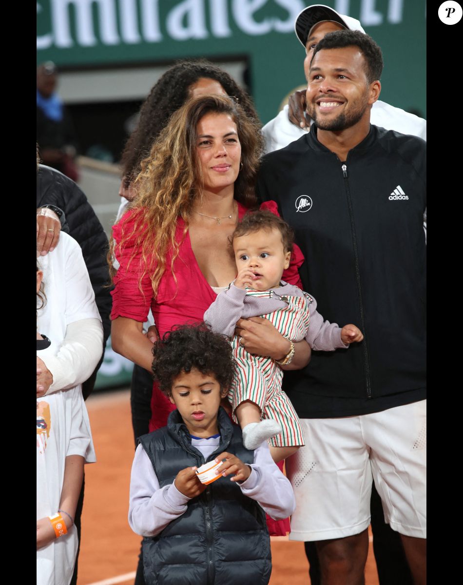 Jo-Wilfried Tsonga avec sa femme Noura El Shwekh et leurs enfants - Jo-Wilfried Tsonga reçoit le trophée de la FFT pour l'ensemble de sa carrière et fait ses Adieux après sa défaite lors des Internationaux de France de Tennis de Roland Garros 2022 - Jour 3. A Paris le 24 Mai 2022. © Bertrand Rindoff/Bestimage