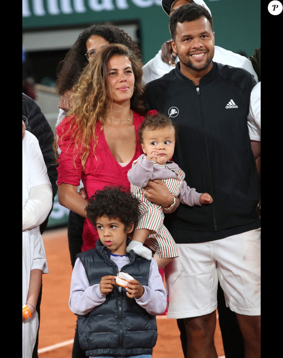 Jo-Wilfried Tsonga avec sa femme Noura El Shwekh et leurs enfants - Jo-Wilfried Tsonga reçoit le trophée de la FFT pour l'ensemble de sa carrière et fait ses Adieux après sa défaite lors des Internationaux de France de Tennis de Roland Garros 2022 - Jour 3. A Paris le 24 Mai 2022. © Bertrand Rindoff/Bestimage