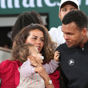 Jo-Wilfried Tsonga avec sa femme Noura El Shwekh et leurs enfants - Jo-Wilfried Tsonga reçoit le trophée de la FFT pour l'ensemble de sa carrière et fait ses Adieux après sa défaite lors des Internationaux de France de Tennis de Roland Garros 2022 - Jour 3. A Paris le 24 Mai 2022. © Bertrand Rindoff/Bestimage