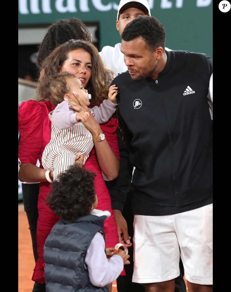 Jo-Wilfried Tsonga avec sa femme Noura El Shwekh et leurs enfants - Jo-Wilfried Tsonga reçoit le trophée de la FFT pour l'ensemble de sa carrière et fait ses Adieux après sa défaite lors des Internationaux de France de Tennis de Roland Garros 2022 - Jour 3. A Paris le 24 Mai 2022. © Bertrand Rindoff/Bestimage