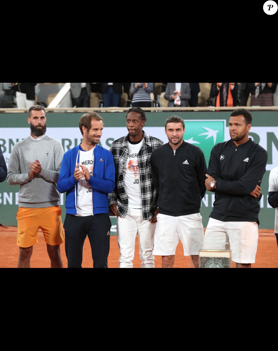 Gilles Simon, Gaël Monfils, Benoît Paire, Richard Gasquet et Jo-Wilfried Tsonga - Jo-Wilfried Tsonga reçoit le trophée de la FFT pour l'ensemble de sa carrière et fait ses Adieux après sa défaite lors des Internationaux de France de Tennis de Roland Garros 2022 - Jour 3. A Paris le 24 Mai 2022. © Bertrand Rindoff/Bestimage