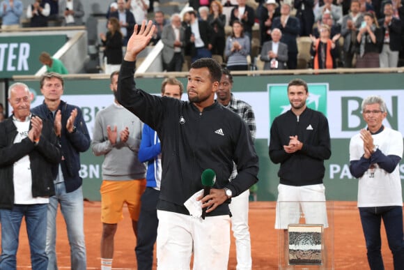 Jo-Wilfried Tsonga reçoit le trophée de la FFT pour l'ensemble de sa carrière et fait ses Adieux après sa défaite lors des Internationaux de France de Tennis de Roland Garros 2022 - Jour 3. A Paris le 24 Mai 2022. © Bertrand Rindoff/Bestimage