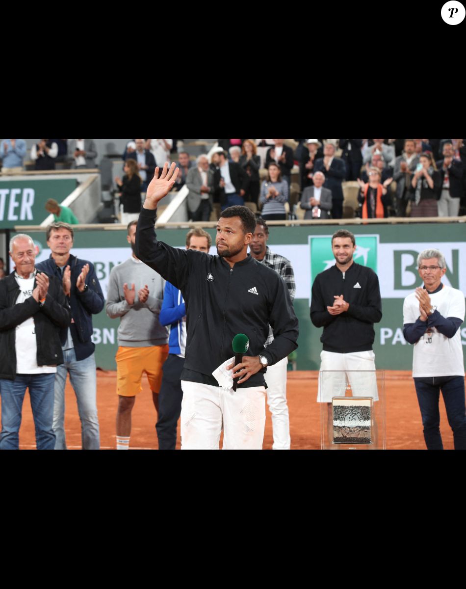 Jo-Wilfried Tsonga reçoit le trophée de la FFT pour l'ensemble de sa carrière et fait ses Adieux après sa défaite lors des Internationaux de France de Tennis de Roland Garros 2022 - Jour 3. A Paris le 24 Mai 2022. © Bertrand Rindoff/Bestimage