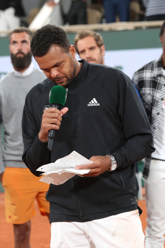 Jo-Wilfried Tsonga reçoit le trophée de la FFT pour l'ensemble de sa carrière et fait ses Adieux après sa défaite lors des Internationaux de France de Tennis de Roland Garros 2022 - Jour 3. A Paris le 24 Mai 2022. © Bertrand Rindoff/Bestimage