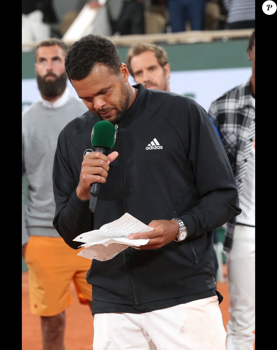 Jo-Wilfried Tsonga reçoit le trophée de la FFT pour l'ensemble de sa carrière et fait ses Adieux après sa défaite lors des Internationaux de France de Tennis de Roland Garros 2022 - Jour 3. A Paris le 24 Mai 2022. © Bertrand Rindoff/Bestimage