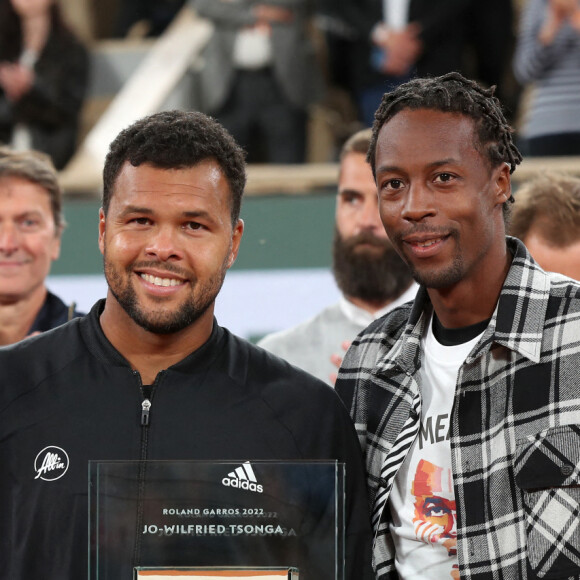 Gaël Monfils remet son trophée à Jo-Wilfried - Jo-Wilfried Tsonga reçoit le trophée de la FFT pour l'ensemble de sa carrière et fait ses Adieux après sa défaite lors des Internationaux de France de Tennis de Roland Garros 2022 - Jour 3. A Paris le 24 Mai 2022. © Bertrand Rindoff/Bestimage