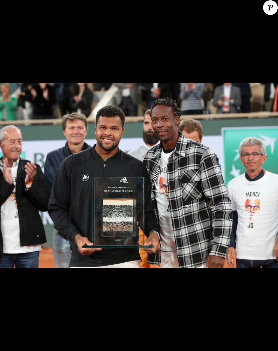 Gaël Monfils remet son trophée à Jo-Wilfried - Jo-Wilfried Tsonga reçoit le trophée de la FFT pour l'ensemble de sa carrière et fait ses Adieux après sa défaite lors des Internationaux de France de Tennis de Roland Garros 2022 - Jour 3. A Paris le 24 Mai 2022. © Bertrand Rindoff/Bestimage