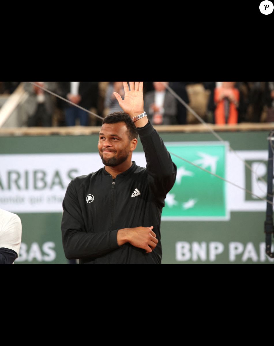 Jo-Wilfried Tsonga reçoit le trophée de la FFT pour l'ensemble de sa carrière et fait ses Adieux après sa défaite lors des Internationaux de France de Tennis de Roland Garros 2022 - Jour 3. A Paris le 24 Mai 2022. © Bertrand Rindoff/Bestimage