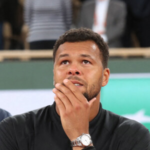 Jo-Wilfried Tsonga reçoit le trophée de la FFT pour l'ensemble de sa carrière et fait ses Adieux après sa défaite lors des Internationaux de France de Tennis de Roland Garros 2022 - Jour 3. A Paris le 24 Mai 2022. © Bertrand Rindoff/Bestimage