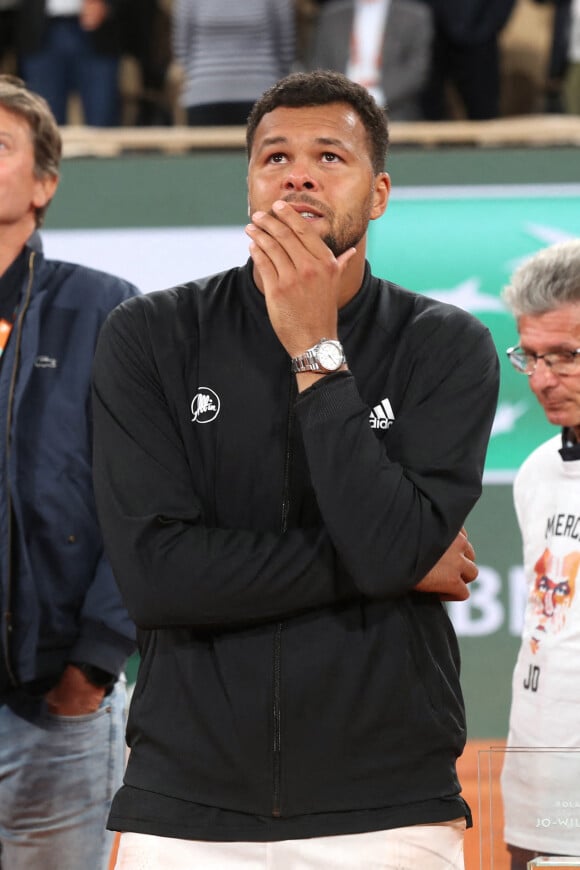 Jo-Wilfried Tsonga reçoit le trophée de la FFT pour l'ensemble de sa carrière et fait ses Adieux après sa défaite lors des Internationaux de France de Tennis de Roland Garros 2022 - Jour 3. A Paris le 24 Mai 2022. © Bertrand Rindoff/Bestimage