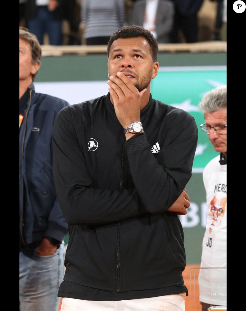 Jo-Wilfried Tsonga reçoit le trophée de la FFT pour l'ensemble de sa carrière et fait ses Adieux après sa défaite lors des Internationaux de France de Tennis de Roland Garros 2022 - Jour 3. A Paris le 24 Mai 2022. © Bertrand Rindoff/Bestimage