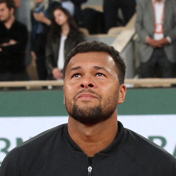 Jo-Wilfried Tsonga reçoit le trophée de la FFT pour l'ensemble de sa carrière et fait ses Adieux après sa défaite lors des Internationaux de France de Tennis de Roland Garros 2022 - Jour 3. A Paris le 24 Mai 2022. © Bertrand Rindoff/Bestimage