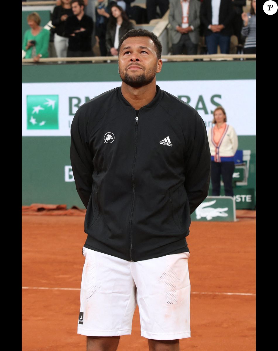 Jo-Wilfried Tsonga reçoit le trophée de la FFT pour l'ensemble de sa carrière et fait ses Adieux après sa défaite lors des Internationaux de France de Tennis de Roland Garros 2022 - Jour 3. A Paris le 24 Mai 2022. © Bertrand Rindoff/Bestimage