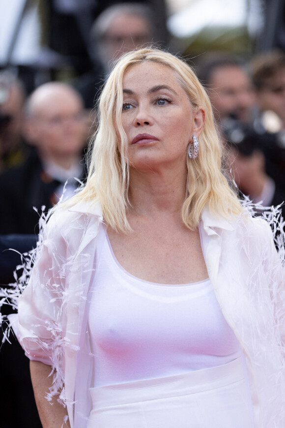 Emmanuelle Béart - Montée des marches du film "Elvis" lors du 75e Festival International du Film de Cannes. © Cyril Moreau / Bestimage