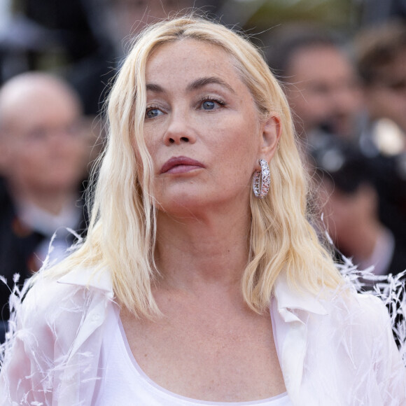 Emmanuelle Béart - Montée des marches du film "Elvis" lors du 75e Festival International du Film de Cannes. © Cyril Moreau / Bestimage