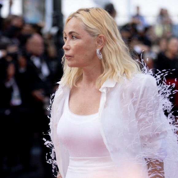 Emmanuelle Béart - Montée des marches du film "Elvis" lors du 75e Festival International du Film de Cannes. Le 25 mai 2022. © Cyril Moreau / Bestimage