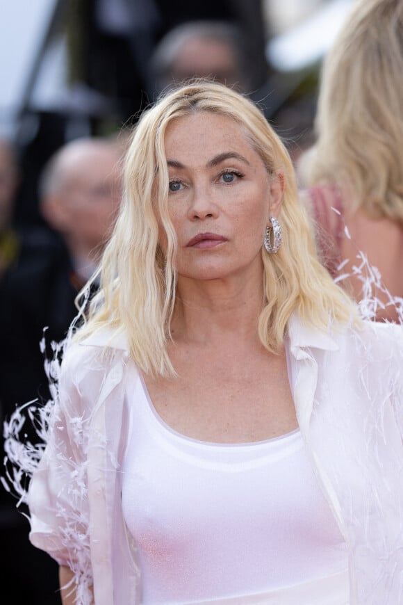 Emmanuelle Béart - Montée des marches du film "Elvis" lors du 75e Festival International du Film de Cannes. Le 25 mai 2022. © Cyril Moreau / Bestimage