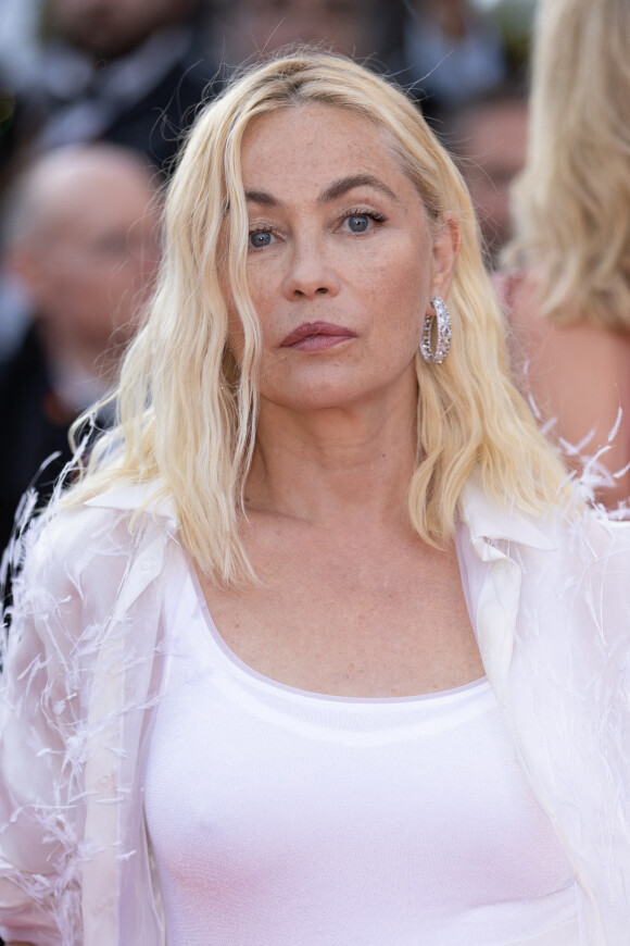 Emmanuelle Béart - Montée des marches du film "Elvis" lors du 75e Festival International du Film de Cannes. Le 25 mai 2022. © Cyril Moreau / Bestimage