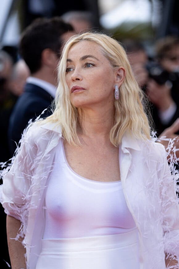 Emmanuelle Béart - Montée des marches du film "Elvis" lors du 75e Festival International du Film de Cannes. Le 25 mai 2022. © Cyril Moreau / Bestimage