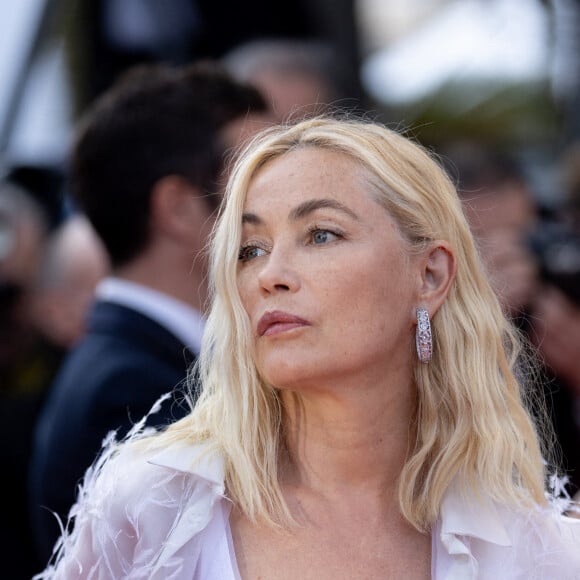 Emmanuelle Béart - Montée des marches du film "Elvis" lors du 75e Festival International du Film de Cannes. Le 25 mai 2022. © Cyril Moreau / Bestimage