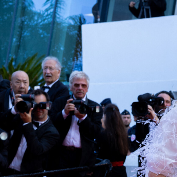 Emmanuelle Béart - Montée des marches du film "Elvis" lors du 75e Festival International du Film de Cannes. Le 25 mai 2022. © Olivier Borde / Bestimage
