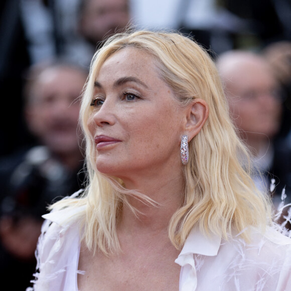 Emmanuelle Béart - Montée des marches du film "Elvis" lors du 75e Festival International du Film de Cannes. Le 25 mai 2022. © Cyril Moreau / Bestimage