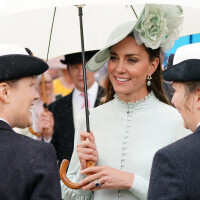 Kate Middleton se la joue Mary Poppins avec William pour une garden party sous la pluie !