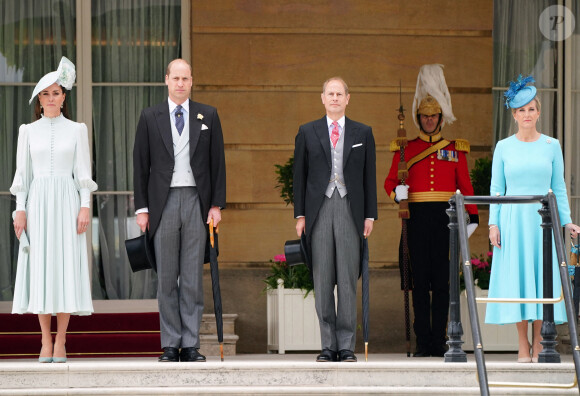 Le prince William, duc de Cambridge, Catherine (Kate) Middleton, duchesse de Cambridge, le prince Edward, comte de Wessex, et Sophie Rhys-Jones, comtesse de Wessex, lors d'une Royal Garden Party au Buckingham Palace à Londres, Royaume Uni, le 25 mai 2022. 