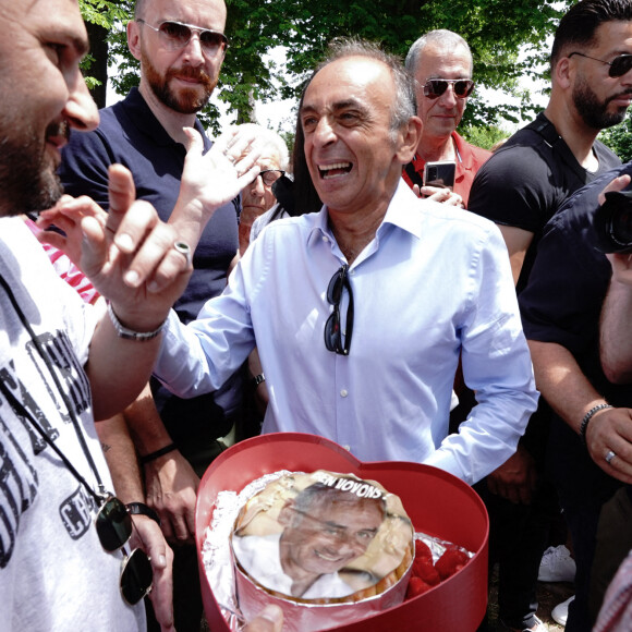 Eric Zemmour (candidat aux l'élections législatives dans le Var et président du parti politique Reconquête) et sa compagne Sarah Knafo assistent à un banquet provençal au Chateau Paradis Le Luc en Provence le 22 mai 2022. © Norbert Scanella/Panoramic/Bestimage 