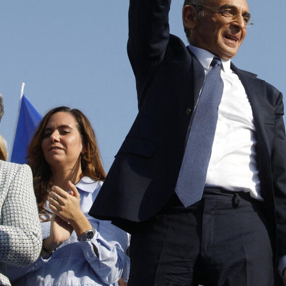 Sarah Knafo et Eric Zemmour - Meeting du Candidat à la Présidentielle 2022 de Eric Zemmour sur la place du Trocadero à Paris le 27 mars 2022. © Denis Guignebourg / Bestimage 