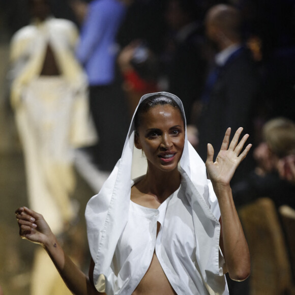 Noémie Lenoir - Défilé lors de la soirée de gala de l'AmFAR 2022 à l'Hôtel du Cap-Eden-Roc à Antibes le 26 mai 2022 lors du 75ème festival du film de Cannes.