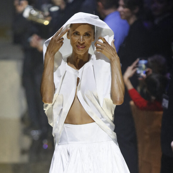 Noémie Lenoir - Défilé lors de la soirée de gala de l'AmFAR 2022 à l'Hôtel du Cap-Eden-Roc à Antibes le 26 mai 2022 lors du 75ème festival du film de Cannes.