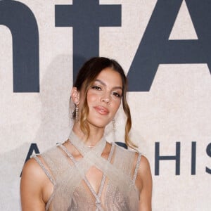 Iris Mittenaere portant une création Hassidriss - Photocall du gala de l'AmFar 2022 à l'Hôtel du Cap-Eden-Roc à Antibes le 26 mai 2022