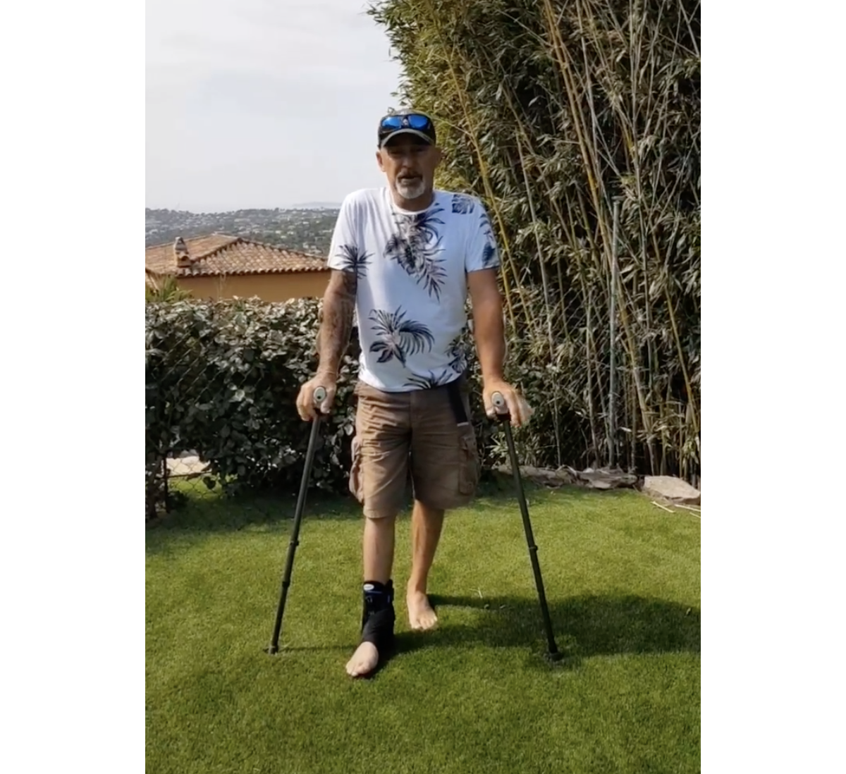 Photo Vincent Lagaf' en convalescence et en béquilles après son