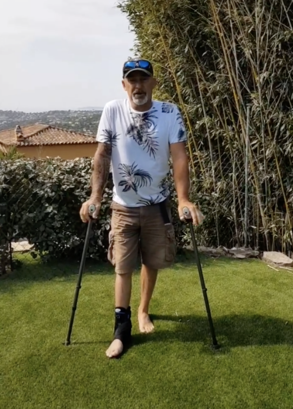 Vincent Lagaf' en convalescence et en béquilles après son accident en trial - Instagram
