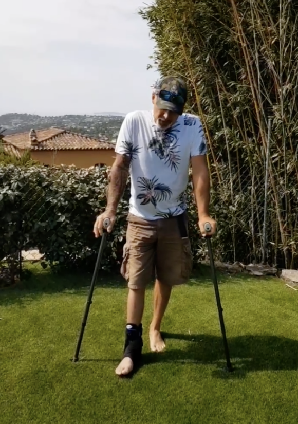Vincent Lagaf' en convalescence et en béquilles après son accident en trial - Instagram