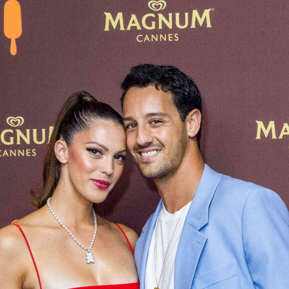 Iris Mittenaere (Miss France 2016) et son compagnon Diego El Glaoui au photocall de la soirée "Magnum" lors du 75ème Festival International du Film de Cannes le 19 mai 2022. © Jack Tribeca / Bestimage