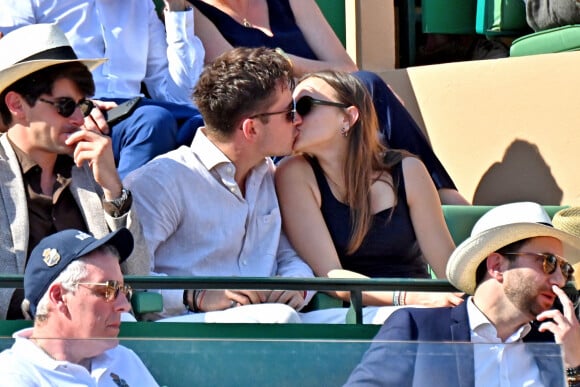 Lorenzo Tolotta Leclerc, son frère, Charles Leclerc et sa compagne Charlotte Siné - Les personnalités assistent à la victoire du Grec Stefanos Tsitsipas face à l'Allemand Alexander Zverev (6-4, 6-2) lors de la demi-finale du tournoi Masters 1000 de Monte-Carlo à Roquebrune-Cap-Martin, le 16 avril 2022. 