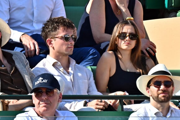 Charles Leclerc et sa compagne Charlotte Siné - Les personnalités assistent à la victoire du Grec Stefanos Tsitsipas face à l'Allemand Alexander Zverev (6-4, 6-2) lors de la demi-finale du tournoi Masters 1000 de Monte-Carlo à Roquebrune-Cap-Martin, le 16 avril 2022.