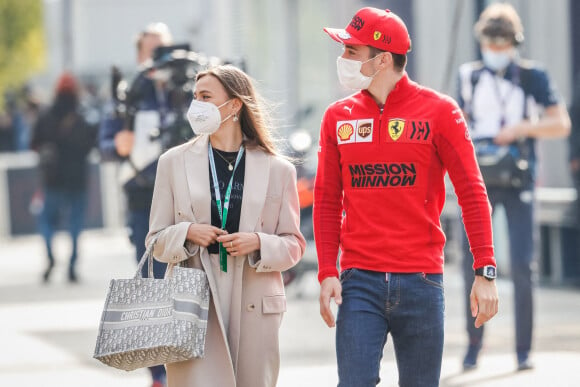 LECLERC Charles (mco), Scuderia Ferrari SF21, et sa compagne Charlotte Sine, lors des essais du Grand Prix d'Emilie-Romagne de Formule 1 2021 au circuit Enzo e Dino Ferrari (Imola), Italie, le 16 avril 2021. © DPPI/Panoramic/Bestimage 