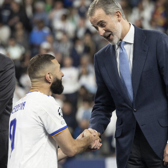 Karim Benzema et le roi Felipe VI d'Espagne - Les célébrités assistent à la victoire du Real Madrid face à Liverpool (1-0) en finale de la Ligue des Champions au stade de France, le 28 mai 2022. © Cyril Moreau / Bestimage