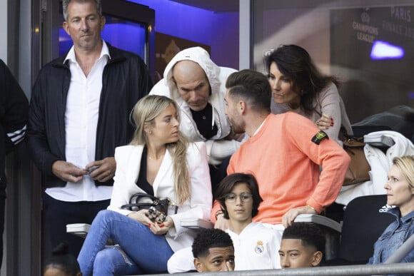 Zinedine Zidane, sa femme Véronique, leur fils Luca et sa compagne Marina - Les célébrités assistent à la victoire du Real Madrid face à Liverpool (1-0) en finale de la Ligue des Champions au stade de France, le 28 mai 2022. © Cyril Moreau / Bestimage