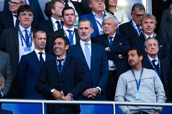Robert Pirès, Aleksander Ceferin, le roi Felipe VI d’Espagne et Florentino Pérez - Les célébrités assistent à la victoire du Real Madrid face à Liverpool (1-0) en finale de la Ligue des Champions au stade de France, le 28 mai 2022.