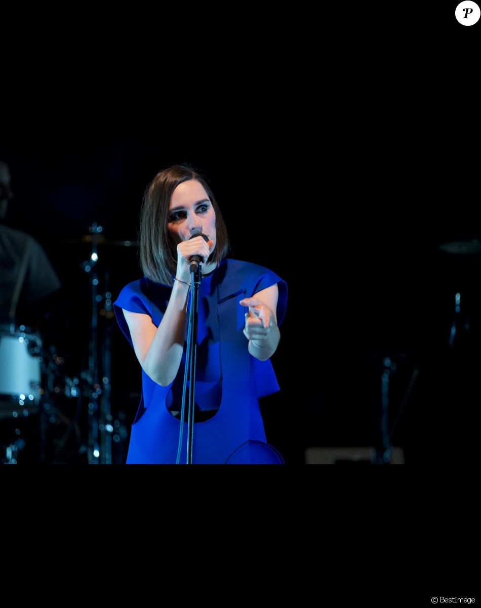 La chanteuse Yelle en concert sur la scène du palais des Festivals lors du Festival Pantiero 2015 à Cannes, le 26 juillet 2015.