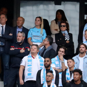 Renaud Muselier, Sophie Tapie, Dominique Tapie, Olivier Mazerolle, Laurent Tapie, Jean-Mathieu Marinetti, Nathalie Michaux-Tapie, Marie-Laure Tapie et les joueurs marseillais de cette saison - Cérémonie d'hommage à Bernard Tapie au stade Vélodrome à Marseille, France, le 7 octobre 2021. Bernard Tapie, est décédé le 3 octobre 2021 à l'âge de 78 ans, après un combat de quatre ans avec cancer. © Jacovides-Santini/Bestimage