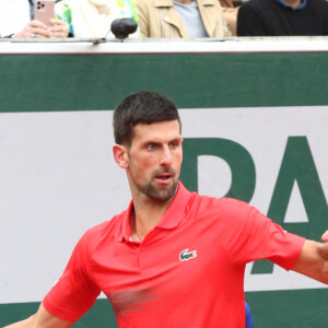 Novak Djokovic joue son match en tribune (Jour 8) lors des Internationaux de France de Tennis de Roland Garros 2022 à Paris, France, le 29 mai 2022. © Bertrand Rindoff/Bestimage