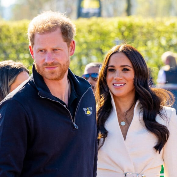 Le prince Harry et Meghan Markle assistent à la finale d'athlétisme, au deuxième jour des Invictus Games 2020 à La Haye, le 17 avril 2022.